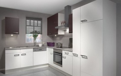 Светлая угловая кухня из мдф