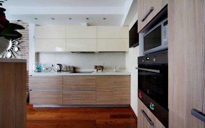 Светлая кухня из лдсп линейная