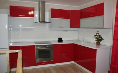 Красная кухня из пластика