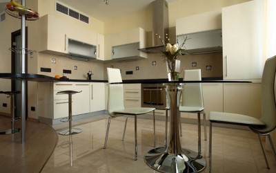 Угловая кухня бежевая